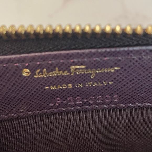 Salvatore Ferragamo Gancini Zippered Leather Wallet Purple/Plum EUC - Picture 8 of 9